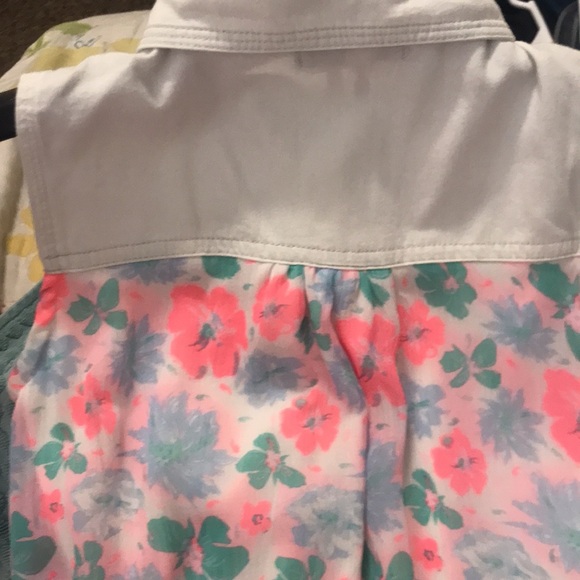 Like new super cute Kensie sleeveless girls size 10 denim and floral blouse - Picture 4 of 5